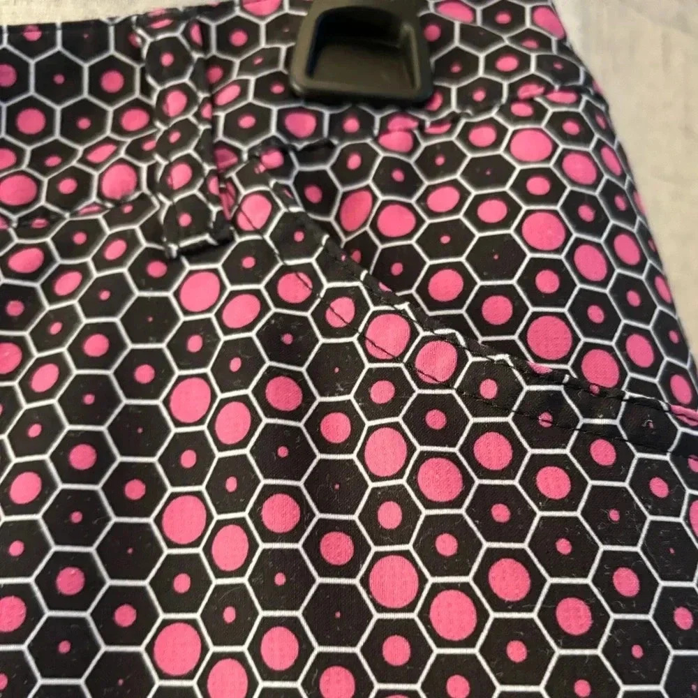 Slazenger Ladies Golf Skort Size 8. Pink, black and white honeycomb pattern. - Picture 2 of 7